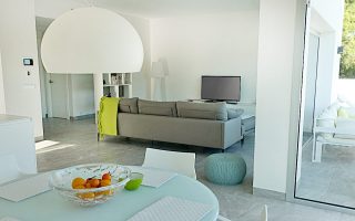 De woonkamer met open keuken