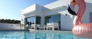 Villa Naranjo luxe vakantiehuis te huur alicante las colinas spanje prive zwembad flamingo terras zon