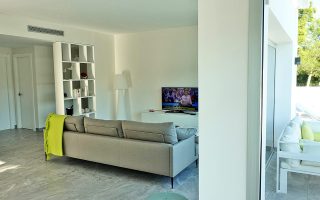 Villa Naranjo luxe vakantiehuis te huur alicante las colinas spanje interieur sofa flatscreen tv