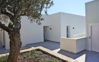 Villa Naranjo luxe vakantiehuis te huur alicante las colinas spanje buiten zon olijfboom modern