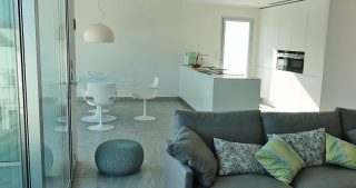 Villa Naranjo luxe vakantiehuis te huur alicante campoamor spanje interieur sofa keuken