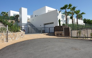 Villa Naranjo luxe vakantiehuis te huur alicante las colinas spanje parking parkeerplaats zon palmbomen modern